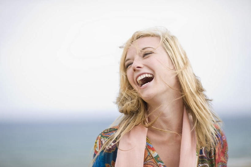 西方人,一个人,站,笑,大笑,横图,室外,白天,正面,兴奋,海浪,海洋,欧洲,欧洲人,仅一个年轻女性,仅一个女性,仅一个人,花纹,服装,朦胧,模糊,装饰,丝巾,图案,浪花,注视,休闲装,衣服,天空,海水,天,观察,看,站着,张嘴,休闲,休闲服,金色,服饰,观看,华丽,点缀,察看,关注,张大嘴巴,海景,哈哈大笑,衬托,美观,雅致,雅观,年轻女性,女人,女性,白种人,长发,大海,风浪,海,海水的波动,近岸浪,涌浪,张开嘴,站立,半身,彩图,高兴,狂笑