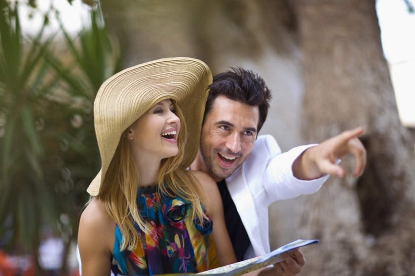 西方人,两个人,家庭,夫妻,站,笑,微笑,露齿笑,横图,室外,白天,正面,裙子,西装,爱情,植物,道路,地图,帽子,欧洲,欧洲人,握,指,花纹,连衣裙,朦胧,模糊,信息,图案,交通,浪漫,拿,拿着,注视,方向,树,树干,树木,绿色,自然,遮阳帽,观察,看,手势,站着,温暖,温馨,一家人,恩爱,握着,恋人,生长,成长,观看,引导,指引,和睦,察看,指向,食指,关注,男人,男性,年轻女性,女人,女性,中年男性,白种人,年轻人,夫妇,情侣,站立,半身,彩图,伴侣,融洽,导航