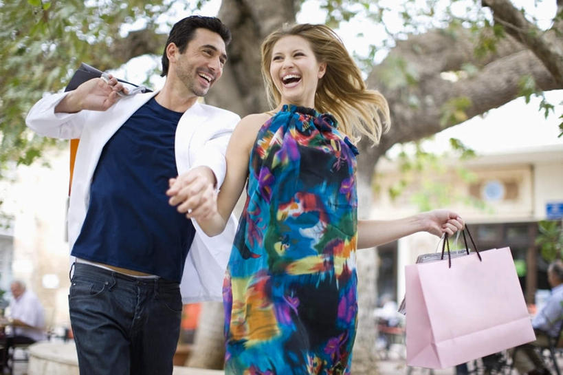 西方人,两个人,家庭,夫妻,握手,笑,微笑,露齿笑,横图,室外,白天,正面,裙子,西装,爱情,购物,消费,植物,袋子,欧洲,欧洲人,奔驰,握,阴影,花纹,连衣裙,光线,包装袋,手提袋,图案,影子,购物袋,浪漫,拿,拎,拿着,注视,树,树木,粉色,绿色,阳光,自然,奔跑,观察,看,温暖,温馨,一家人,恩爱,握着,金融,恋人,生长,成长,观看,和睦,察看,购买,关注,贸易,男人,男性,年轻女性,女人,女性,中年男性,白种人,年轻人,夫妇,情侣,搀手,拉手,手搀手,手拉手,手牵手,手握手,半身,彩图,伴侣,融洽,拎着