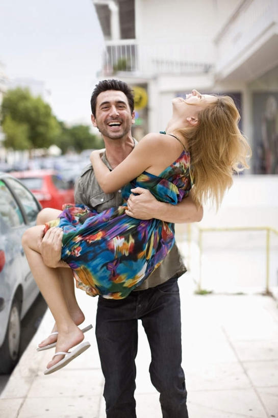 西方人,两个人,家庭,夫妻,家,站,抱,笑,微笑,露齿笑,竖图,室外,白天,正面,裙子,爱情,街道,欧洲,欧洲人,阴影,花纹,连衣裙,服装,光线,图案,影子,房屋,屋子,地面,浪漫,注视,休闲装,楼房,住宅,衣服,阳光,观察,看,站着,休闲,温暖,温馨,一家人,休闲服,恩爱,恋人,服饰,抱着,观看,和睦,察看,搂着,关注,新娘抱,公主抱,男人,男性,年轻女性,女人,女性,中年男性,白种人,年轻人,夫妇,情侣,搂,站立,半身,彩图,房子,伴侣,融洽