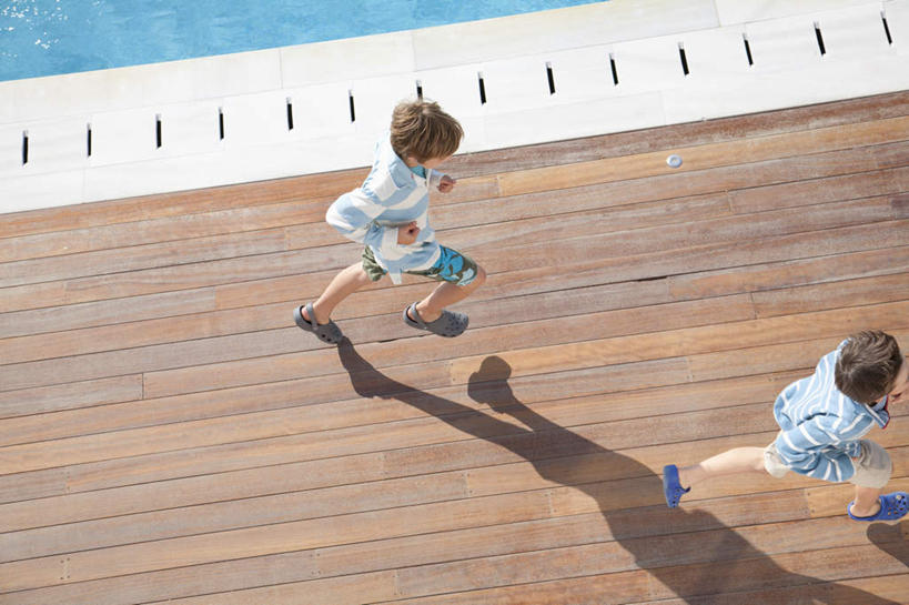 西方人,儿童,两个人,家庭,兄弟,游泳池,横图,俯视,室外,白天,纯洁,水,地板,欧洲,欧洲人,追逐,奔驰,追赶,阴影,服装,光线,影子,水池,水面,地面,休闲装,泳池,木地板,小孩,衣服,蓝色,阳光,奔跑,休闲,温暖,温馨,一家人,休闲服,可爱,童年,童趣,服饰,和睦,童真,烂漫,无邪,天真,男孩,男人,男性,白种人,彩图,高角度拍摄,全身,融洽,男生