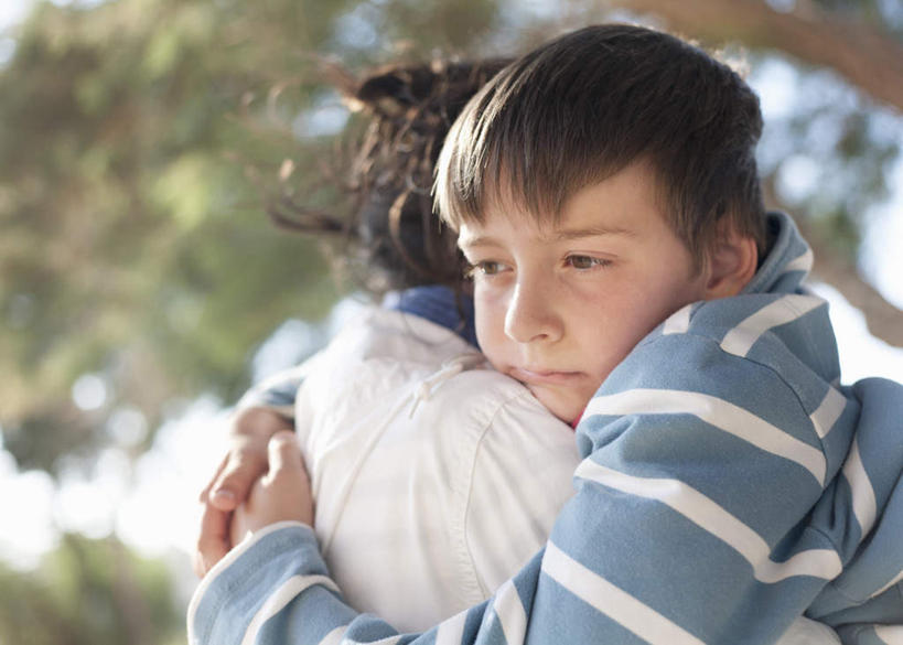 西方人,儿童,中年人,头发,两个人,家庭,母亲,儿子,站,抱,横图,室外,白天,侧面,纯洁,植物,欧洲,欧洲人,阴影,条纹,服装,朦胧,模糊,光线,影子,棕色,注视,休闲装,树,树木,小孩,衣服,绿色,阳光,自然,观察,看,站着,休闲,温暖,温馨,母子,一家人,休闲服,可爱,母爱,童年,童趣,服饰,生长,成长,抱着,观看,和睦,察看,搂着,关注,童真,烂漫,无邪,天真,男孩,女人,女性,中年女性,白种人,孩子,搂,搂抱,站立,半身,彩图,融洽,男生