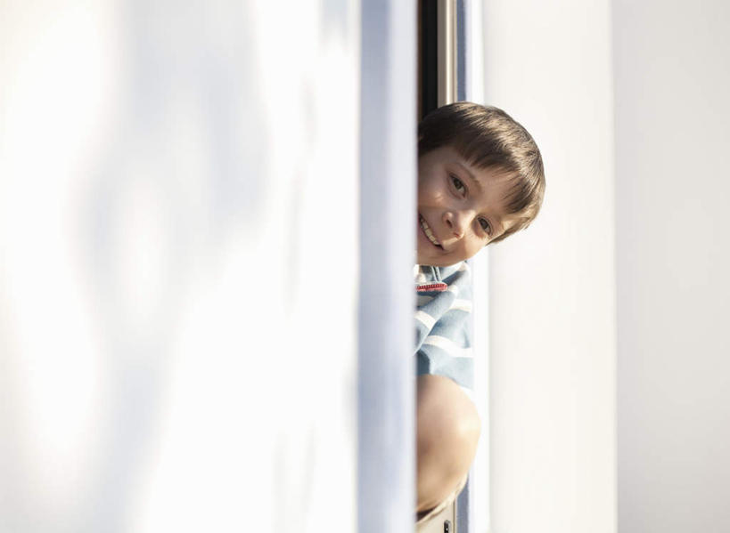 西方人,儿童,一个人,站,笑,微笑,露齿笑,横图,室外,白天,正面,纯洁,窗户,欧洲,欧洲人,仅一个男性,仅一个人,阴影,服装,光线,影子,墙,棕色,注视,休闲装,墙壁,墙面,小孩,衣服,阳光,观察,看,靠,靠着,站着,仅一个小孩,休闲,休闲服,可爱,童年,童趣,服饰,观看,察看,关注,童真,烂漫,无邪,天真,男孩,男人,男性,白种人,孩子,站立,半身,彩图,短发,男生