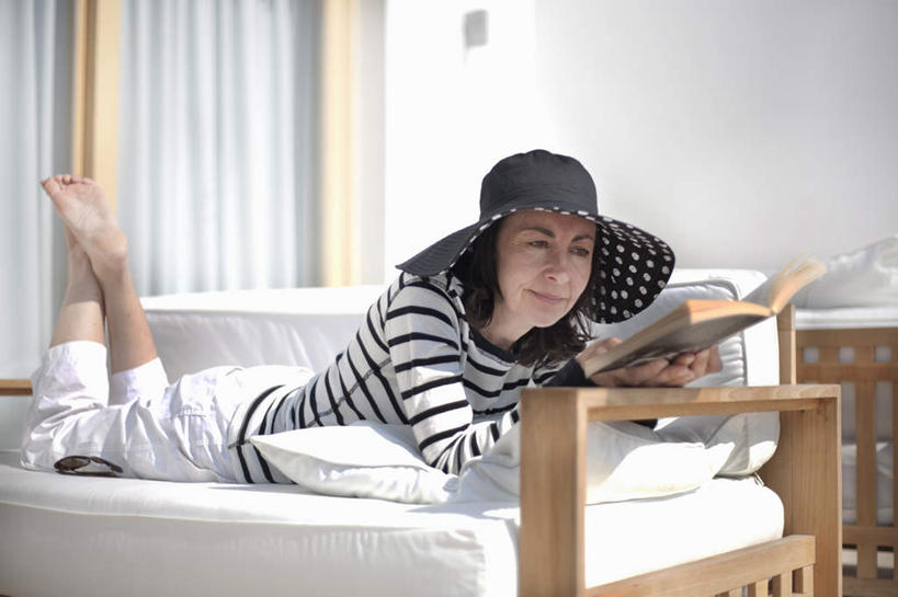 西方人,一个人,笑,微笑,横图,室外,白天,正面,窗户,窗帘,靠垫,帽子,书籍,椅子,欧洲,欧洲人,仅一个女性,仅一个人,一本,握,条纹,服装,装饰,木椅,墙,靠枕,拿,拿着,注视,休闲装,光脚,玻璃窗,墙壁,墙面,衣服,白色,帘子,遮阳帽,垫子,枕头,打开,观察,看,趴着,仅一个中年女性,休闲,赤脚,休闲服,遮阳,握着,服饰,观看,华丽,修饰,点缀,察看,开启,关注,衬托,美观,雅致,雅观,女人,女性,中年女性,白种人,书,图书,趴,彩图,全身