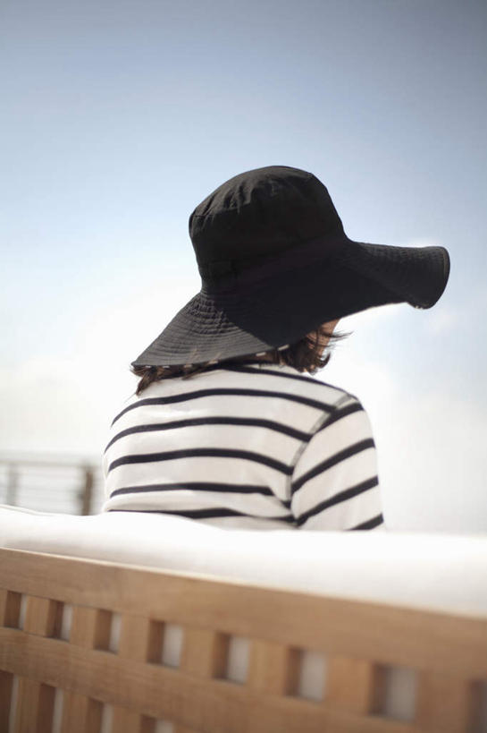 西方人,一个人,坐,竖图,室外,白天,靠垫,帽子,椅子,欧洲,欧洲人,仅一个女性,仅一个人,阴影,条纹,服装,光线,影子,木椅,云,云朵,靠枕,云彩,注视,休闲装,背面,衣服,蓝色,白色,白云,蓝天,天空,阳光,遮阳帽,垫子,枕头,天,观察,看,仅一个中年女性,休闲,休闲服,服饰,晴朗,观看,察看,关注,女人,女性,中年女性,白种人,晴空,坐着,半身,彩图