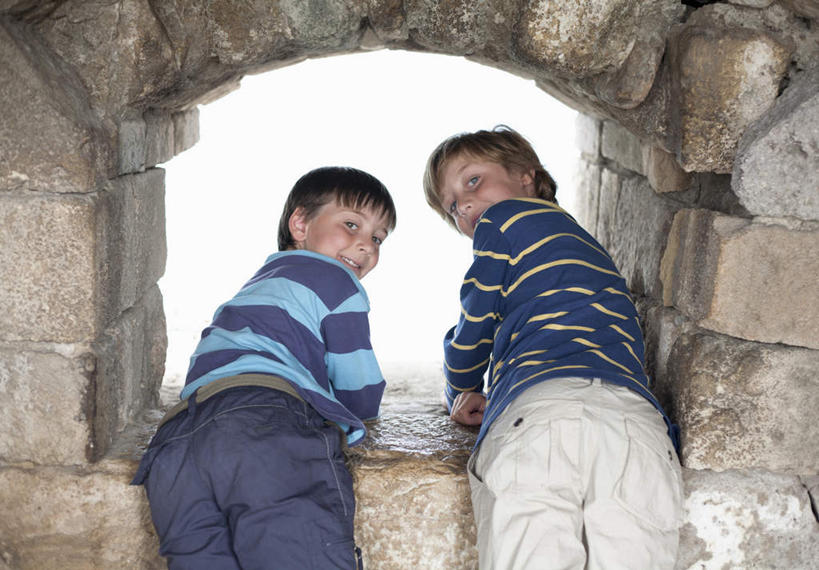 西方人,儿童,两个人,家庭,兄弟,笑,微笑,横图,室内,白天,纯洁,窗户,欧洲,欧洲人,阴影,条纹,服装,光线,影子,墙,扭头,注视,休闲装,墙壁,墙面,小孩,背面,衣服,天空,阳光,天,观察,看,趴着,转头,休闲,温暖,温馨,一家人,休闲服,可爱,童年,童趣,服饰,拱形,观看,和睦,察看,关注,童真,烂漫,无邪,天真,男孩,男人,男性,白种人,趴,半身,彩图,融洽,男生