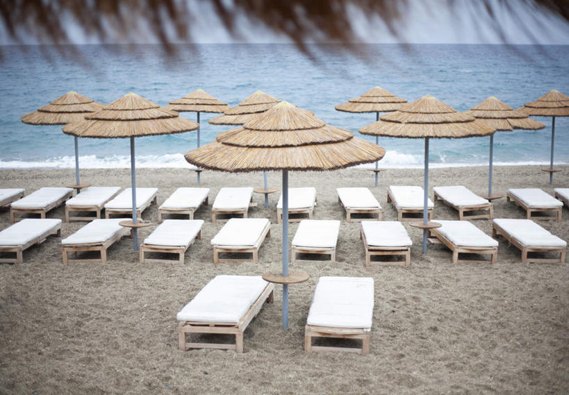 无人,横图,俯视,室外,白天,旅游,度假,海浪,海洋,沙滩,椅子,许多,阴影,光线,沙子,影子,遮阳伞,躺椅,海岸,浪花,水平线,辽阔,海平线,沙地,娱乐,排列,蓝色,白色,蓝天,天空,阳光,海水,天,享受,休闲,广阔,放松,晴朗,一望无际,沙滩椅,队列,海景,万里无云,无边无际,一马平川,大海,风浪,海,海水的波动,海滩,近岸浪,涌浪,晴空,晴空万里,彩图,高角度拍摄,水天相接,水天一线