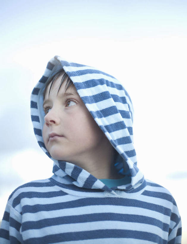 西方人,儿童,一个人,站,竖图,室外,白天,仰视,纯洁,欧洲,欧洲人,仅一个男性,仅一个人,阴影,条纹,服装,光线,影子,云,云朵,云彩,扭头,注视,休闲装,小孩,衣服,蓝色,白云,蓝天,天空,阳光,天,观察,看,站着,转头,仅一个小孩,休闲,休闲服,连帽衫,可爱,童年,童趣,服饰,晴朗,观看,察看,关注,帽衫,童真,烂漫,无邪,天真,男孩,男人,男性,白种人,孩子,晴空,站立,半身,彩图,低角度拍摄,男生