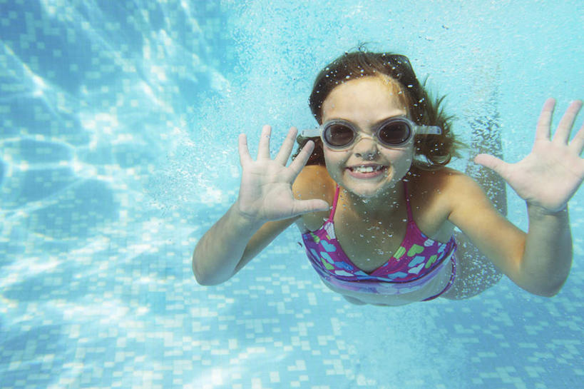 游泳,西方人,儿童,一个人,游泳池,笑,微笑,露齿笑,横图,室外,白天,正面,泳装,纯洁,水,欧洲,欧洲人,仅一个女性,仅一个人,波纹,花纹,图案,眼镜,泳镜,水池,水面,涟漪,注视,泳池,小孩,蓝色,水纹,游泳眼镜,波浪,观察,看,仅一个小孩,可爱,童年,童趣,观看,波光粼粼,察看,张开五指,关注,童真,烂漫,无邪,连体泳衣,水晕,泅水,拍浮,天真,女孩,女人,女性,白种人,孩子,彩图,全身,泳衣,五指张开,女生