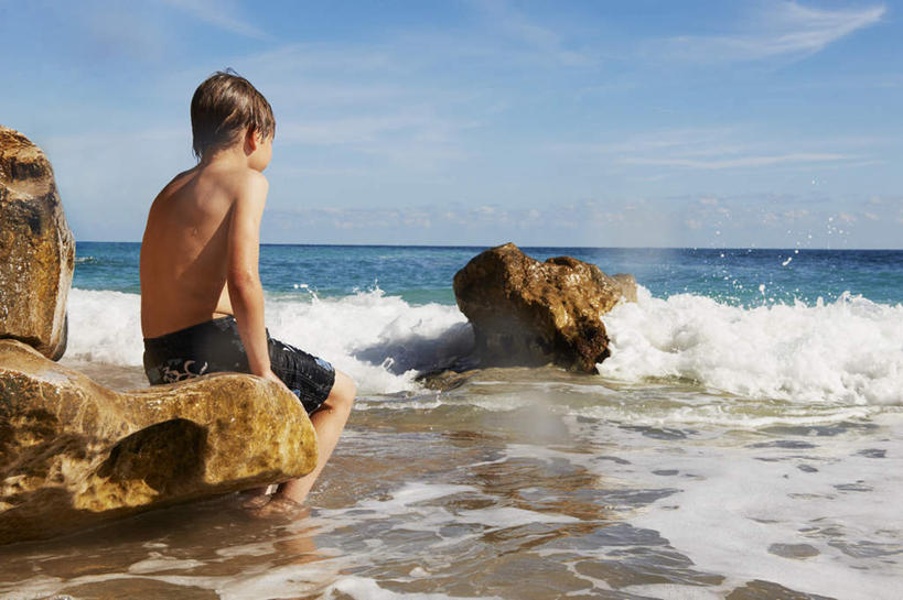西方人,儿童,一个人,坐,横图,室外,白天,侧面,纯洁,海浪,海洋,礁石,石头,沙滩,欧洲,欧洲人,仅一个男性,仅一个人,撑,阴影,泳裤,光线,沙子,石子,影子,海岸,浪花,云,云朵,沙地,云彩,注视,光脚,小孩,蓝色,白云,蓝天,天空,阳光,海水,天,观察,看,仅一个小孩,赤脚,可爱,童年,童趣,晴朗,观看,察看,撑着,关注,海景,童真,烂漫,无邪,天真,男孩,男人,男性,白种人,孩子,大海,风浪,海,海水的波动,海滩,礁,近岸浪,石块,岩石,涌浪,晴空,坐着,彩图,全身,男生