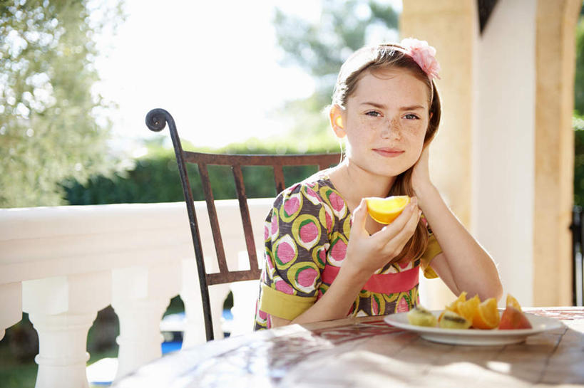 西方人,儿童,一个人,栏杆,露台,坐,笑,微笑,横图,室外,白天,正面,裙子,纯洁,植物,餐桌,阳台,桌面,桌子,柑橘,餐具,水果,椅子,欧洲,欧洲人,仅一个女性,仅一个人,撑,切片,握,阴影,花纹,连衣裙,朦胧,模糊,新鲜,装饰,盛开,光线,碟子,扶手,盘,头饰,图案,影子,木椅,生食,食品,果实,拿,花蕾,拿着,托腮,注视,护栏,花,花瓣,花朵,鲜花,树,树木,食物,一朵,小孩,粉色,绿色,阳光,自然,盘子,发箍,发饰,饰品,碟,花苞,花蕊,观察,看,托,仅一个小孩,可爱,童年,童趣,握着,有机食品,绿色食品,生长,成长,餐台,头箍,观看,华丽,修饰,点缀,察看,关注,托下巴,发卡,童真,烂漫,无邪,配饰,衬托,美观,雅致,雅观,天真,女孩,女人,女性,白种人,孩子,橘子,桔子,橙子,橙,坐着,半身,彩图,露天阳台,女生