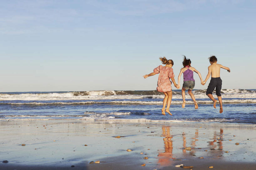 西方人,儿童,三个人,家庭,兄弟,姐妹,跳,握手,横图,室外,白天,裙子,游戏,纯洁,海浪,海洋,沙滩,欧洲,欧洲人,阴影,连衣裙,短裤,裤子,光线,沙子,影子,海岸,浪花,云,云朵,沙地,半空,玩,云彩,光脚,娱乐,小孩,背面,蓝色,白云,蓝天,天空,阳光,海水,天,休闲,温暖,温馨,一家人,赤脚,可爱,童年,童趣,沙滩裤,晴朗,活动,和睦,发泄,消遣,智力,海景,童真,烂漫,无邪,宣泄,天真,男孩,男人,男性,女孩,女人,女性,白种人,大海,风浪,海,海水的波动,海滩,近岸浪,涌浪,晴空,搀手,拉手,手搀手,手拉手,手牵手,手握手,跳跃,玩耍,嬉戏,彩图,全身,融洽,男生,女生