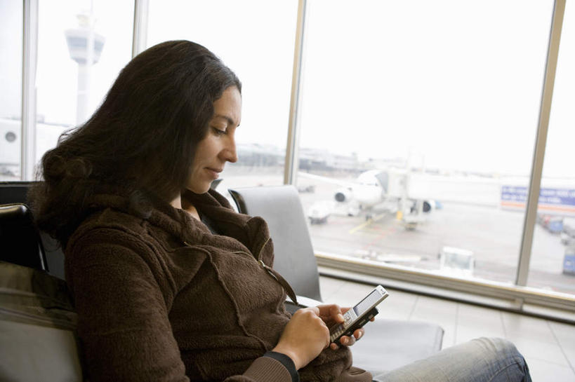 西方人,一个人,机场,坐,笑,打电话,微笑,横图,室内,白天,侧面,飞机,飞机场,电话,手机,椅子,欧洲,欧洲人,仅一个女性,仅一个人,握,服装,棕色,交通,拿,拿着,注视,休闲装,通讯设备,航空,候机厅,座位,衣服,交通工具,观察,看,仅一个中年女性,休闲,休闲服,握着,运输,服饰,观看,察看,操作,客机,关注,载具,候机室,排椅,待机室,交流,按键,女人,女性,中年女性,白种人,长发,航空站,空港,沟通,通话,坐着,半身,彩图