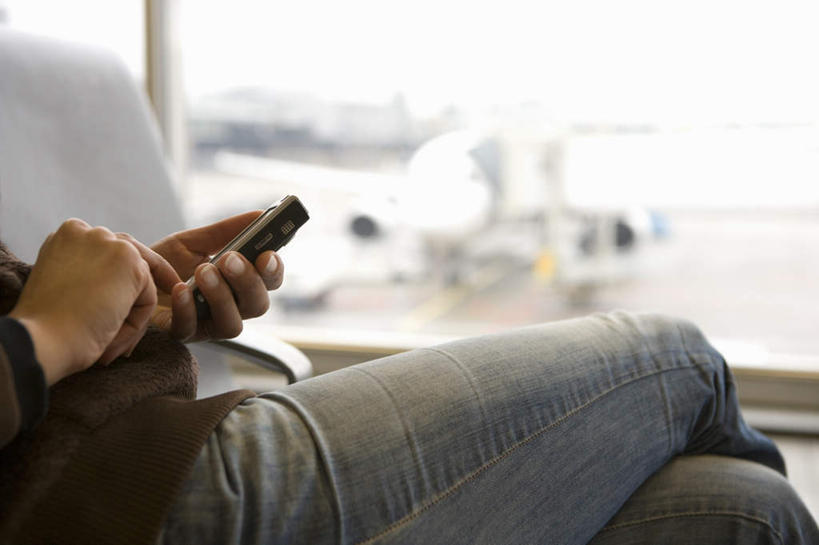 西方人,一个人,机场,坐,打电话,横图,室内,白天,正面,飞机,飞机场,电话,手机,椅子,欧洲,欧洲人,仅一个女性,仅一个人,握,服装,裤子,朦胧,模糊,交通,二郎腿,拿,拿着,牛仔裤,休闲装,通讯设备,航空,候机厅,座位,衣服,交通工具,仅一个中年女性,休闲,休闲服,握着,运输,服饰,操作,客机,载具,候机室,排椅,待机室,交流,按键,女人,女性,中年女性,白种人,航空站,空港,沟通,通话,坐着,半身,彩图