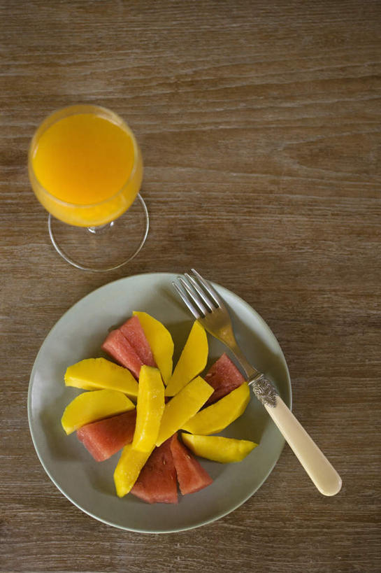 果汁,无人,竖图,俯视,室内,特写,白天,餐桌,桌面,桌子,苹果,西瓜,杯子,餐具,水果,切片,新鲜,叉子,碟子,盘,生食,食品,果实,饮品,一杯,玻璃制品,食物,饮料,盘子,水杯,碟,有机食品,绿色食品,餐台,可口,餐叉,适口,玻璃杯,进餐用具,寒瓜,彩图,高角度拍摄