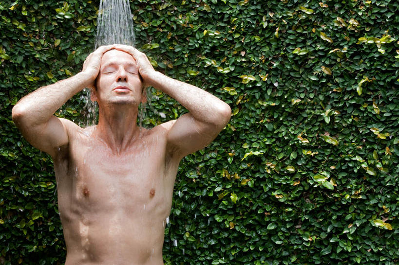 西方人,一个人,站,闭眼,横图,室外,白天,正面,洗澡,水,植物,欧洲,欧洲人,仅一个男性,仅一个人,仅一个中年男性,淋浴,飞溅,环保,溅,液体,水滴,防护,干净,裸露,花洒,莲蓬头,水珠,树,树木,绿色,自然,清洁,站着,享受,健康,放松,保健,生长,成长,双手抱头,卫生,美好,美妙,喷洒,裸,间隔,喷雾头,美观,雅观,泡汤,绿篱,生篱,树篱,植篱,男人,男性,中年男性,白种人,闭眼睛,闭着眼,闭着眼睛,站立,半身,彩图,沐浴