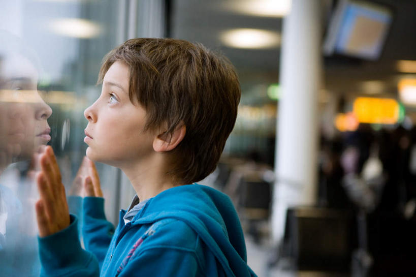 西方人,儿童,一个人,机场,站,摸,横图,室内,白天,侧面,纯洁,窗户,飞机场,椅子,照明,欧洲,欧洲人,仅一个男性,仅一个人,抚摸,服装,朦胧,模糊,灯光,棕色,注视,休闲装,候机厅,顶灯,玻璃窗,座位,灯,小孩,衣服,蓝色,灯具,观察,看,站着,仅一个小孩,休闲,休闲服,连帽衫,可爱,童年,童趣,服饰,观看,照亮,察看,照明设备,关注,候机室,帽衫,童真,烂漫,无邪,待机室,天真,男孩,男人,男性,白种人,孩子,航空站,空港,触摸,接触,站立,半身,彩图,短发,男生