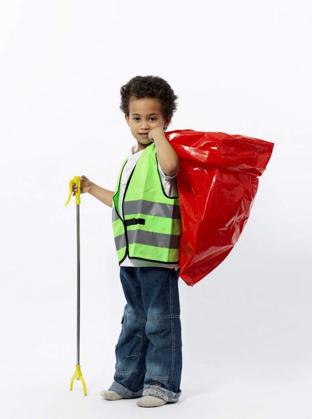 西方人,儿童,背,一个人,站,笑,微笑,露齿笑,竖图,室内,白天,白色背景,侧面,工作服,制服,纯洁,袋子,欧洲,非洲,黑人,欧洲人,仅一个男性,仅一个人,握,裤子,塑料,拿,拿着,注视,牛仔裤,塑料袋,小孩,红色,容器,塑料制品,背着,观察,看,站着,仅一个小孩,可爱,童年,童趣,握着,摄影,影棚,观看,储藏,垃圾袋,察看,储存,关注,童真,烂漫,无邪,背负,工作制服,天真,男孩,男人,男性,非洲人,孩子,站立,彩图,全身,影棚拍摄,工作套服,拍摄,安全服,反光背心,反光服,反光衣,贮存,男生