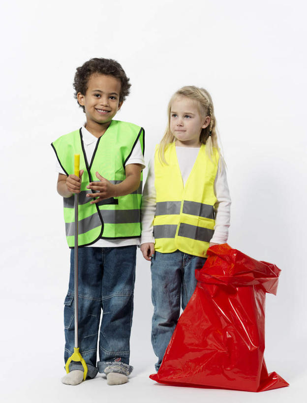 西方人,儿童,两个人,伙伴,朋友,站,笑,微笑,竖图,室内,白天,白色背景,正面,工作服,制服,友谊,纯洁,袋子,欧洲,非洲,黑人,欧洲人,握,裤子,拿,麻袋,拿着,注视,牛仔裤,小孩,黄色,红色,容器,观察,看,站着,可爱,童年,童趣,握着,摄影,影棚,观看,储藏,察看,储存,关注,童真,烂漫,无邪,工作制服,天真,友情,男孩,男人,男性,女孩,女人,女性,非洲人,站立,彩图,全身,影棚拍摄,工作套服,拍摄,安全服,反光背心,反光服,反光衣,贮存,男生,女生