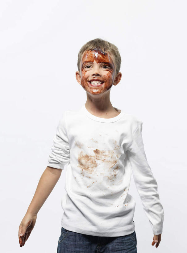 西方人,儿童,一个人,站,笑,微笑,露齿笑,竖图,室内,白天,白色背景,正面,纯洁,欧洲,欧洲人,仅一个男性,仅一个人,服装,注视,休闲装,小孩,衣服,白色,果酱,观察,看,站着,仅一个小孩,休闲,休闲服,可爱,童年,童趣,摄影,服饰,影棚,观看,察看,关注,童真,烂漫,无邪,果子酱,天真,男孩,男人,男性,白种人,孩子,站立,半身,彩图,影棚拍摄,拍摄,男生