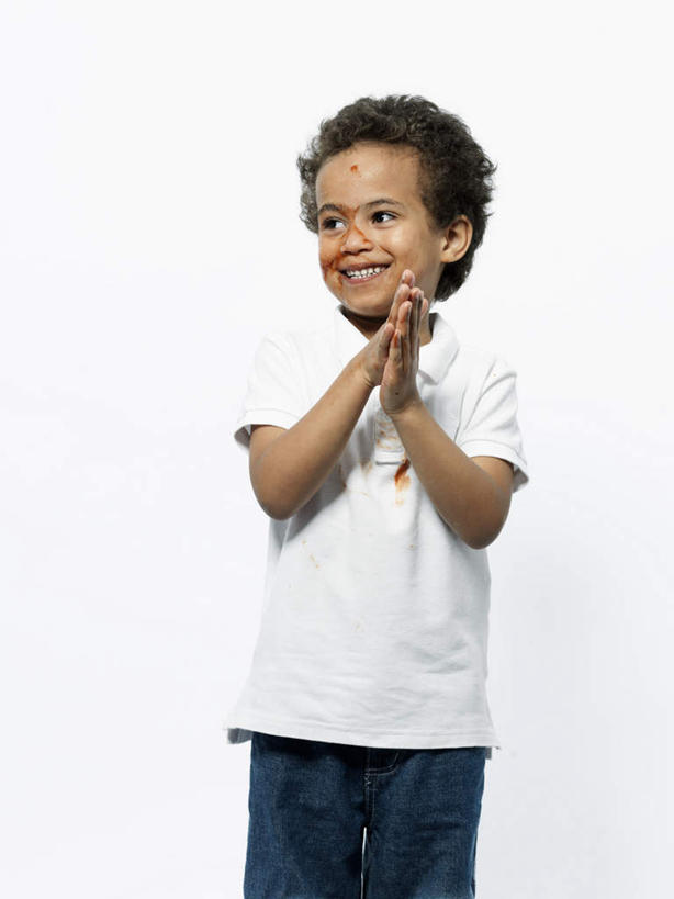 西方人,儿童,一个人,站,笑,微笑,露齿笑,竖图,室内,白天,白色背景,正面,T恤衫,纯洁,欧洲,非洲,黑人,欧洲人,仅一个男性,仅一个人,服装,裤子,祝福,T恤,注视,牛仔裤,休闲装,虔诚,小孩,衣服,白色,观察,看,祈祷,双手合十,站着,仅一个小孩,休闲,休闲服,可爱,童年,童趣,摄影,服饰,影棚,观看,察看,关注,感谢,合掌,童真,烂漫,无邪,合十礼,合掌礼,合十,莲华合掌,感恩,天真,男孩,男人,男性,非洲人,孩子,站立,半身,彩图,影棚拍摄,拍摄,男生