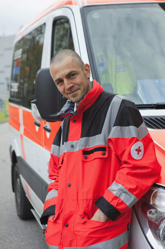 西方人,一个人,站,笑,微笑,竖图,室外,白天,正面,工作服,制服,安全,窗户,镜子,道路,路,公路,汽车,救护车,欧洲,欧洲人,仅一个男性,仅一个人,仅一个中年男性,一辆,反射,交通,注视,玻璃窗,车,红色,车窗,交通工具,观察,看,站着,后视镜,观看,镜像,察看,急救,双手插袋,生命,镜面,关注,载具,抢救,手插袋,双手抄兜,双手放兜,光学,侧视镜,工作制服,男人,男性,中年男性,白种人,马路,插兜,两手抄兜,两手放兜,手插兜,手放口袋,站立,半身,彩图,工作套服,手抄兜