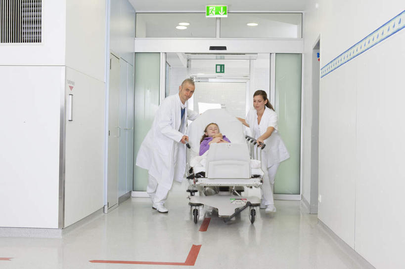 西方人,儿童,三个人,医生,病人,医院,走,躺,推,横图,室内,白天,正面,纯洁,床,天花板,照明,欧洲,欧洲人,服装,走道,走廊,过道,灯光,床单,注视,休闲装,被子,顶灯,灯,小孩,衣服,紫色,病床,灯具,观察,看,医护人员,医疗人员,休闲,休闲服,可爱,童年,童趣,服饰,观看,照亮,察看,被单,照明设备,关注,病患,童真,烂漫,无邪,医疗机构,卧着,天真,男人,男性,年轻男性,年轻女性,女孩,女人,女性,白种人,孩子,大夫,患者,就医者,步行,散步,躺着,卧,走路,彩图,全身,病院,诊所,护理床,医疗床,女生