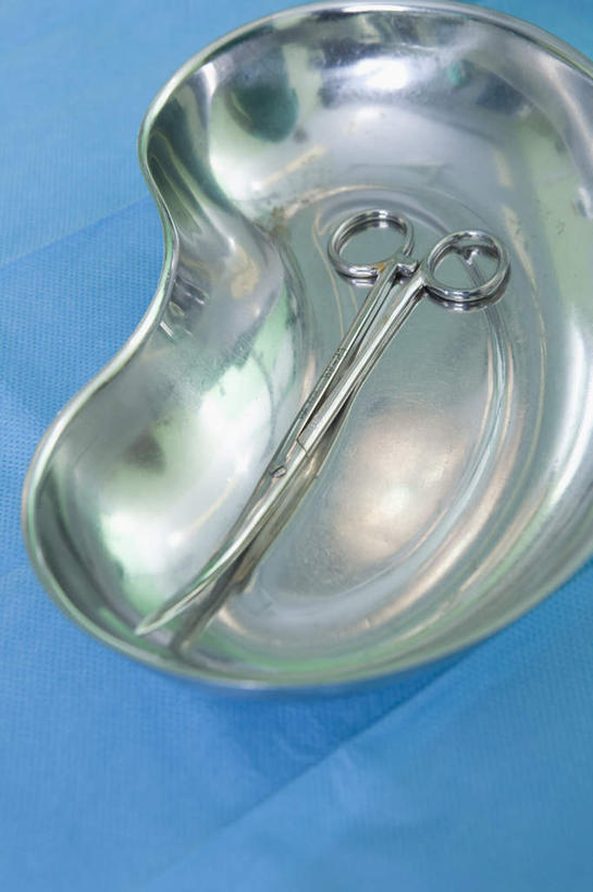 无人,竖图,俯视,室内,特写,白天,桌面,桌子,静物,金属制品,一把,修剪,阴影,反射,金属,工具,剪刀,盘,影子,蓝色,盘子,裁剪,剪子,剪裁,切割,手术剪刀,手术剪,彩图,高角度拍摄