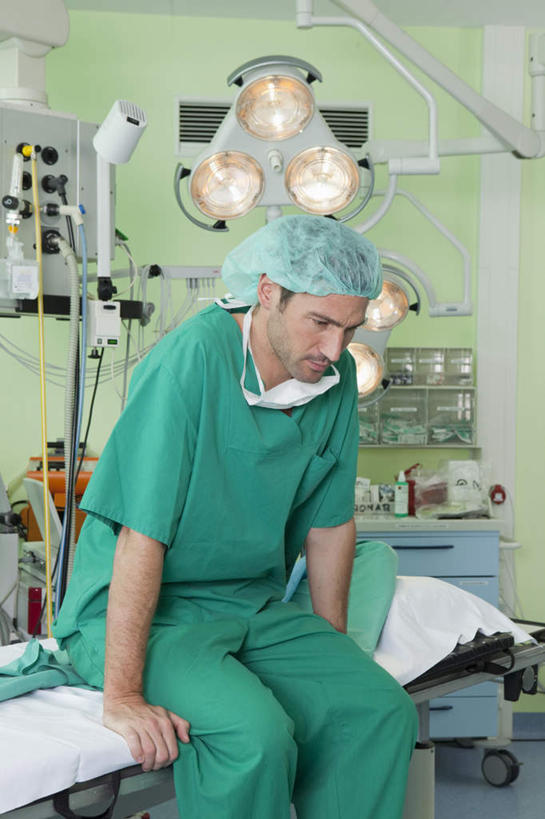 西方人,一个人,医生,医院,坐,竖图,室内,白天,正面,工作服,制服,床,帽子,照明,欧洲,欧洲人,仅一个男性,仅一个人,仅一个中年男性,撑,分离,墙,灯光,床单,过滤,分开,注视,被子,墙壁,墙面,灯,绿色,病床,口罩,灯具,观察,看,医护人员,医疗人员,思考,隔断,遮掩,观看,隔离,照亮,察看,手术,卫生,手术室,掩盖,撑着,被单,遮挡,照明设备,关注,净化,间隔,预防,手术服,遮盖,无影灯,防尘,医疗机构,手术帽,掩饰,断绝,隔开,屏蔽,屏绝,远离,中断,阻遏,阻隔,思虑,工作制服,男人,男性,中年男性,白种人,大夫,坐着,半身,彩图,工作套服,病院,诊所,护理床,医疗床