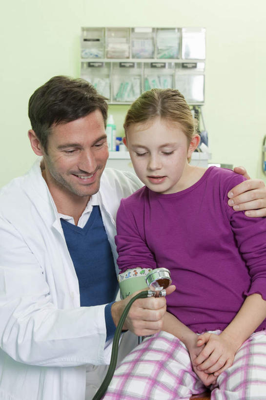 西方人,儿童,两个人,医生,病人,医院,坐,抱,笑,说,微笑,露齿笑,竖图,室内,白天,正面,讨论,纯洁,椅子,欧洲,欧洲人,握,服装,检查,测量,方格,格子,刻度,墙,拿,拿着,注视,休闲装,墙壁,墙面,小孩,衣服,紫色,白色,观察,看,医护人员,医疗人员,休闲,休闲服,可爱,童年,童趣,握着,服饰,抱着,观看,测量工具,察看,医疗设备,血压计,搂着,白大褂,关注,病患,医疗器械,童真,烂漫,无邪,医疗机构,量具,量仪,血压表,交流,天真,男人,男性,女孩,女人,女性,中年男性,白种人,孩子,大夫,患者,就医者,沟通,讲话,交谈,搂,搂抱,商讨,说话,谈话,坐着,半身,彩图,病院,诊所,女生