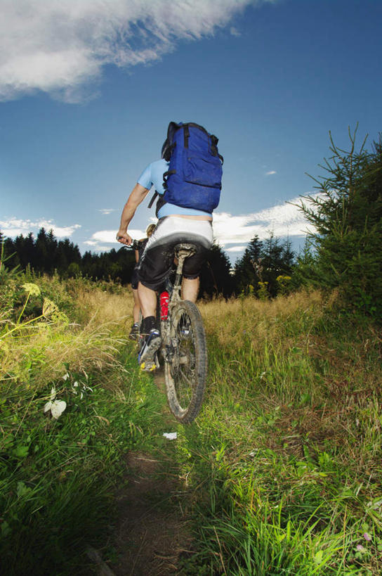 西方人,一个人,坐,竖图,室外,白天,锻炼,旅游,度假,运动,草地,草坪,植物,自行车,欧洲,欧洲人,仅一个男性,仅一个人,仅一个中年男性,阴影,服装,光线,包,影子,云,云朵,云彩,山地车,旅行包,休闲装,娱乐,车,脚踏车,草,树,树木,背面,衣服,蓝色,绿色,白云,蓝天,天空,阳光,自然,背包,交通工具,天,骑车,享受,休闲,休闲服,放松,服饰,生长,晴朗,成长,载具,室外运动,户外运动,山地自行车,旅游包,男人,男性,中年男性,白种人,晴空,坐着,彩图,全身,健身,双肩包