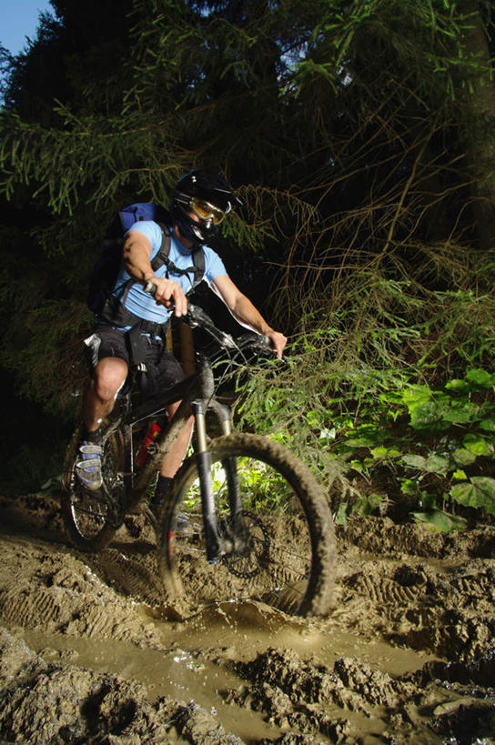 西方人,一个人,坐,竖图,室外,白天,正面,锻炼,旅游,度假,运动,草地,草坪,植物,自行车,欧洲,欧洲人,仅一个男性,仅一个人,仅一个中年男性,阴影,服装,光线,包,影子,山地车,旅行包,注视,休闲装,娱乐,车,脚踏车,草,树,树木,衣服,绿色,阳光,自然,背包,交通工具,观察,看,骑车,享受,休闲,休闲服,放松,服饰,生长,成长,观看,察看,关注,载具,室外运动,户外运动,山地自行车,旅游包,男人,男性,中年男性,白种人,坐着,彩图,全身,健身,双肩包