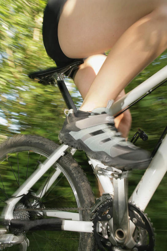 西方人,一个人,坐,竖图,室外,白天,侧面,运动鞋,锻炼,旅游,度假,运动,草地,草坪,植物,自行车,鞋子,欧洲,欧洲人,仅一个女性,仅一个人,握,阴影,服装,朦胧,模糊,光线,影子,休闲装,娱乐,踩,车,脚踏车,草,树,树木,衣服,绿色,阳光,自然,交通工具,踩着,仅一个中年女性,骑车,享受,休闲,休闲服,放松,握着,服饰,生长,成长,休闲鞋,载具,室外运动,户外运动,女人,女性,中年女性,白种人,坐着,半身,彩图,健身
