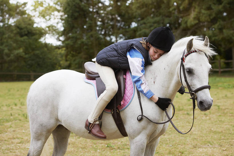 西方人,儿童,一个人,坐,闭眼,笑,睡,微笑,横图,室外,白天,侧面,鞋,纯洁,草地,草坪,植物,马,野生动物,帽子,鞋子,欧洲,欧洲人,仅一个女性,仅一个人,握,阴影,服装,朦胧,模糊,光线,头盔,影子,皮革,休闲装,一匹,草,树,树木,小孩,衣服,绿色,阳光,自然,动物,安全帽,趴着,仅一个小孩,休闲,休闲服,可爱,童年,童趣,握着,运输,服饰,牲畜,生长,成长,马术帽,童真,烂漫,无邪,天真,女孩,女人,女性,白种人,孩子,闭眼睛,闭着眼,闭着眼睛,困,困觉,趴,寝息,睡觉,坐着,彩图,全身,皮鞋,马术盔,马术头盔,骑马帽,女生