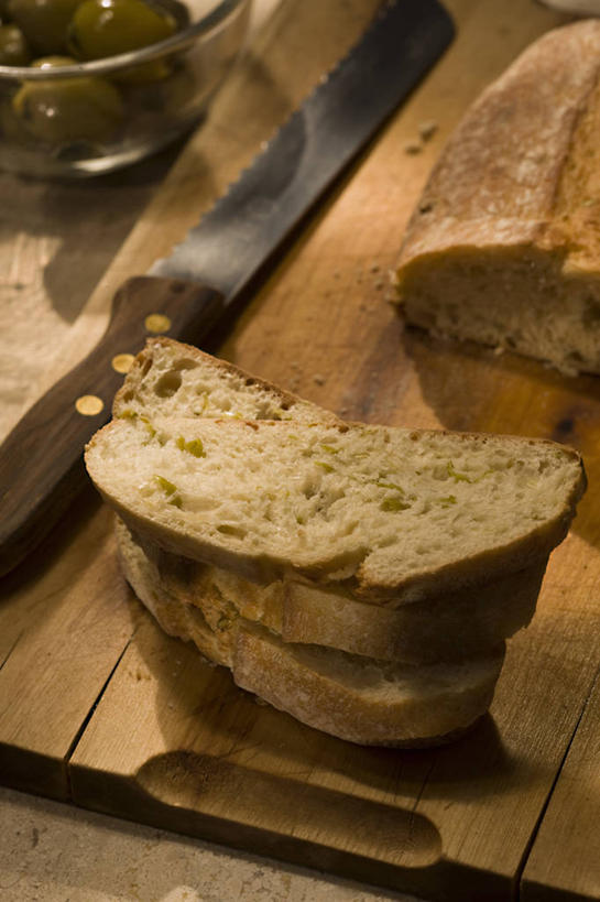 点心,面包,无人,竖图,俯视,室内,特写,白天,餐桌,桌子,玻璃,金属制品,阴影,朦胧,模糊,反射,金属,工具,影子,食品,面点,案板,刀具,玻璃制品,砧板,食物,糕点,两个,一个,容器,碗,刀,单个,餐台,储藏,储存,面包刀,彩图,高角度拍摄,贮存