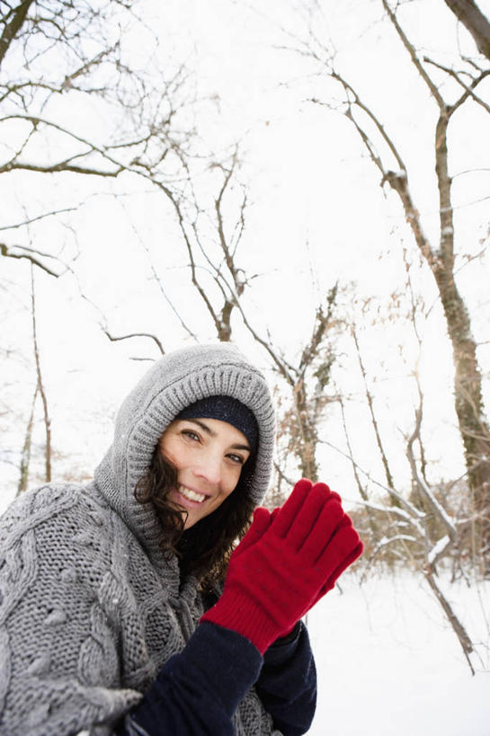 西方人,一个人,站,笑,微笑,露齿笑,竖图,室外,白天,仰视,欧洲,欧洲人,仅一个女性,仅一个人,阴影,服装,装饰,光线,影子,树桩,扭头,注视,休闲装,树,树干,衣服,天空,阳光,手套,天,观察,看,双手合十,站着,转头,仅一个中年女性,休闲,温暖,休闲服,连帽衫,木桩,服饰,观看,保暖,华丽,点缀,察看,御寒,关注,合掌,帽衫,合十,衬托,美观,雅致,雅观,摩擦,磨擦,女人,女性,中年女性,白种人,站立,半身,彩图,低角度拍摄