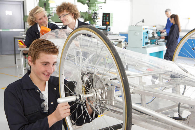 东方人,西方人,伙伴,朋友,学生,教师,工厂,站,笑,微笑,露齿笑,横图,室内,白天,正面,工作服,制服,友谊,车间,机器,欧洲,欧洲人,亚洲,五个人,握,眼镜,墙,电动车,许多人,拿,拿着,扭头,注视,黄种人,墙壁,墙面,车,黑色,轮胎,模型,交通工具,观察,看,站着,转头,一群人,同学,机械,橡胶,握着,观看,察看,校友,关注,载具,近视眼镜,橡胶制品,车胎,同窗,学友,工作制服,门生,友情,模子,男人,男性,年轻男性,年轻女性,女人,女性,中年男性,白种人,亚洲人,讲师,教授,老师,站立,半身,彩图,工作套服,制造厂,外胎