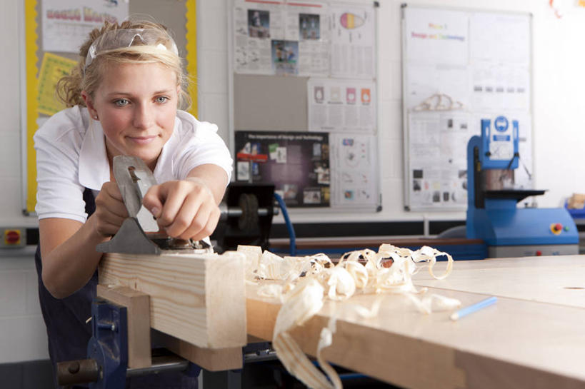 西方人,一个人,工厂,站,笑,微笑,横图,室内,白天,正面,车间,建材,窗户,建筑,欧洲,欧洲人,仅一个年轻女性,仅一个女性,仅一个人,弯腰,握,服装,木制,材料,工具,木板,木材,木屑,围裙,墙,拿,拿着,注视,休闲装,玻璃窗,墙壁,墙面,木柴,衣服,木制品,观察,看,站着,休闲,休闲服,握着,建造,服饰,木料,观看,刨子,察看,关注,碎屑,刨花,弯身,刨刀,年轻女性,女人,女性,白种人,木工,站立,半身,彩图,制造厂,刨身,象牙木,重盾籽木