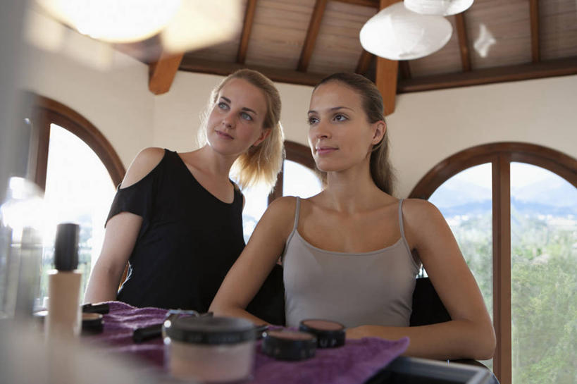 西方人,两个人,模特,站,坐,笑,微笑,横图,室内,白天,仰视,窗户,天花板,桌面,桌子,椅子,照明,欧洲,欧洲人,服装,木制,粉饼,墙,灯光,扭头,注视,休闲装,顶灯,玻璃窗,墙壁,墙面,灯,衣服,化妆品,木制品,灯具,观察,看,站着,转头,休闲,休闲服,搭,服饰,观看,修饰,照亮,察看,护肤品,化妆用品,照明设备,搭着,关注,护肤用品,化妆师,遮盖,吸脂,年轻女性,女人,女性,白种人,模特儿,站立,坐着,半身,彩图,低角度拍摄,演员造型设计人员,防晒