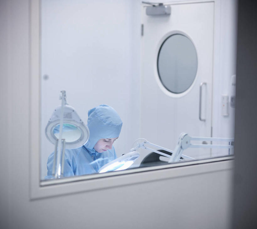 西方人,一个人,科学家,坐,横图,室内,白天,正面,工作服,制服,窗户,台灯,照明,欧洲,欧洲人,仅一个年轻女性,仅一个女性,仅一个人,朦胧,模糊,墙,实验室,研究室,灯光,注视,玻璃窗,墙壁,墙面,灯,灯具,低头,观察,看,观看,照亮,察看,科研人员,照明设备,关注,研究者,防护服,隔离服,试验室,无菌服,实验器材,科学研究者,工作制服,年轻女性,女人,女性,白种人,科学工作者,坐着,半身,彩图,工作套服,防静电工装,隔工作服,洁净工装,洁净工作服,净化服,无尘工作服,无尘衣