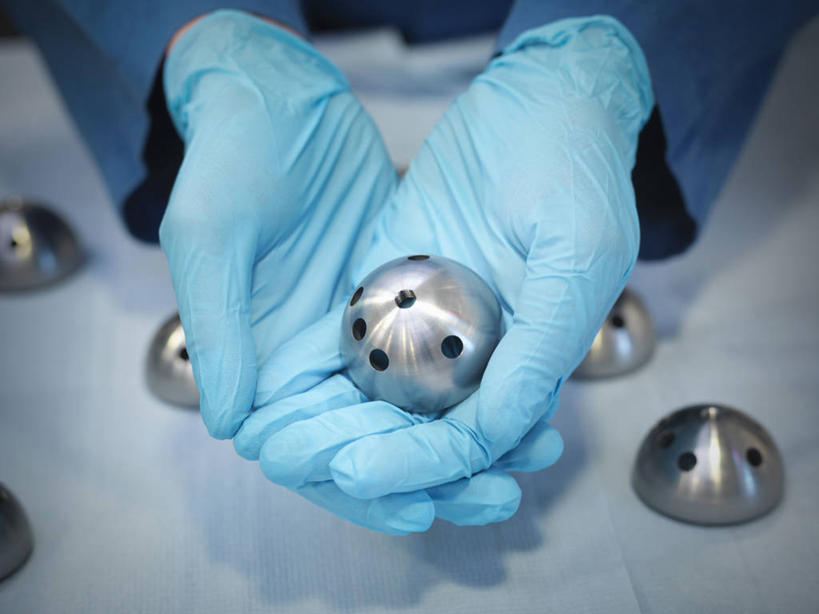 西方人,手,一个人,工厂,捧,横图,俯视,室内,特写,白天,工作服,制服,安全,车间,桌面,桌子,欧洲,欧洲人,双手,仅一个男性,仅一个人,许多,立体,木制,圆形,圆,防护,很多,排列,木制品,手套,仅一个老年男性,手部,保护,队列,保险,产品,保全,周全,安稳,安定,防护手套,工作制服,平安,老年男性,男人,男性,白种人,端,端着,捧着,手捧,半身,彩图,高角度拍摄,工作套服,制造厂