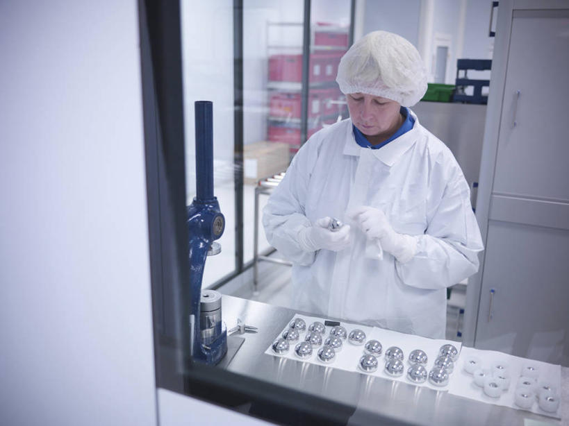 西方人,一个人,科学家,站,横图,俯视,室内,白天,工作服,制服,窗户,桌面,桌子,欧洲,欧洲人,仅一个女性,仅一个人,一排,许多,握,朦胧,模糊,整齐,木制,墙,实验室,研究室,很多,拿,拿着,注视,玻璃窗,墙壁,墙面,排列,木制品,低头,观察,看,站着,仅一个中年女性,握着,观看,察看,科研人员,队列,关注,研究者,防护服,隔离服,产品,试验室,无菌服,实验器材,科学研究者,工作制服,女人,女性,中年女性,白种人,科学工作者,站立,半身,彩图,高角度拍摄,工作套服,防静电工装,隔工作服,洁净工装,洁净工作服,净化服,无尘工作服,无尘衣