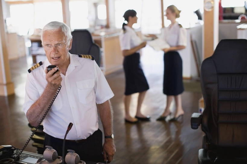 西方人,三个人,同事,站,说,横图,俯视,室内,白天,衬衫,制服,讨论,通讯,成功,合作,团队,集体,信心,窗户,地板,轮船,船,欧洲,欧洲人,握,阴影,朦胧,模糊,时间,反射,材料,档案,时钟,手表,文件,眼镜,影子,纸,地面,移动,计时,注视,通讯设备,队伍,木地板,玻璃窗,相视,衣服,手稿,资料,钟表,交通工具,观察,看,站着,面对面,表,握着,通信,观看,老花镜,对视,军人,对讲机,腕表,证明,察看,领导,军装,互视,成就,关注,载具,文档,军服,相对,合伙,领袖,相看,船长,远视眼镜,船主,交流,老年男性,男人,男性,年轻女性,女人,女性,中年女性,白种人,船员,海员,钟,沟通,讲话,交谈,商讨,说话,谈话,通话,站立,半身,彩图,高角度拍摄,衬衣