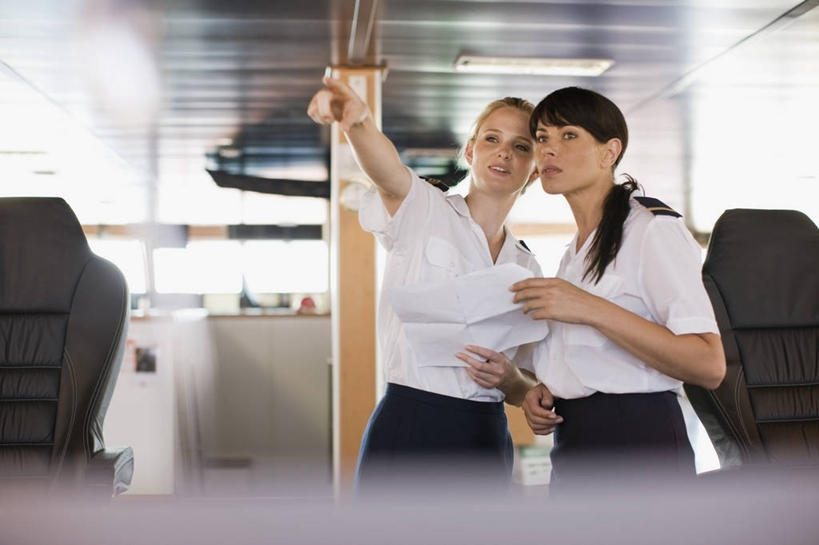 西方人,两个人,同事,站,横图,室内,白天,正面,衬衫,制服,成功,合作,团队,集体,信心,天花板,轮船,船,椅子,欧洲,欧洲人,握,指,阴影,朦胧,模糊,反射,材料,档案,文件,影子,纸,注视,指点,队伍,衣服,会议椅,手稿,资料,交通工具,观察,看,站着,握着,观看,军人,办公椅,证明,察看,领导,军装,指向,成就,关注,载具,文档,军服,合伙,领袖,商务椅,培训椅,年轻女性,女人,女性,中年女性,白种人,船员,海员,站立,半身,彩图,衬衣