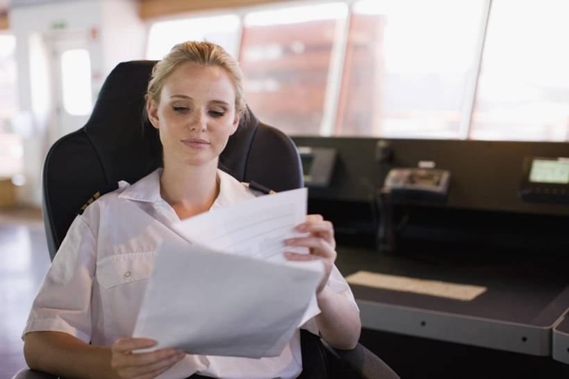 西方人,一个人,坐,横图,室内,白天,正面,衬衫,制服,窗户,桌子,轮船,船,椅子,欧洲,欧洲人,仅一个年轻女性,仅一个女性,仅一个人,握,阴影,朦胧,模糊,反射,材料,档案,文件,影子,纸,办公桌,注视,玻璃窗,衣服,会议椅,手稿,资料,交通工具,观察,看,握着,观看,军人,办公椅,证明,察看,军装,关注,载具,文档,军服,商务椅,培训椅,年轻女性,女人,女性,白种人,船员,海员,坐着,半身,彩图,衬衣