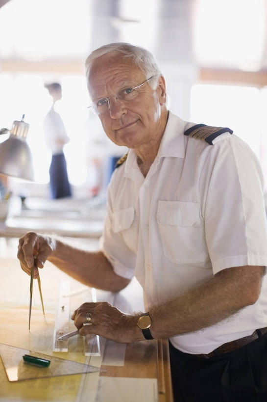 西方人,一个人,站,竖图,室内,白天,正面,衬衫,制服,窗户,天花板,桌子,欧洲,欧洲人,仅一个男性,仅一个人,握,阴影,朦胧,模糊,时间,反射,测量,工具,时钟,手表,眼镜,影子,刻度,计时,注视,书桌,玻璃窗,衣服,尺,课桌,三角尺,塑料制品,圆规,直尺,钟表,观察,看,站着,仅一个老年男性,表,搭,握着,角度,观看,老花镜,测量工具,军人,三角板,腕表,尺子,察看,衡量,绘图,军装,搭着,关注,军服,比例,测绘,量具,量仪,塑料尺,标度,等角三角板,直角三角板,船长,远视眼镜,船主,画图工具,老年男性,男人,男性,白种人,钟,站立,半身,彩图,衬衣,两脚规