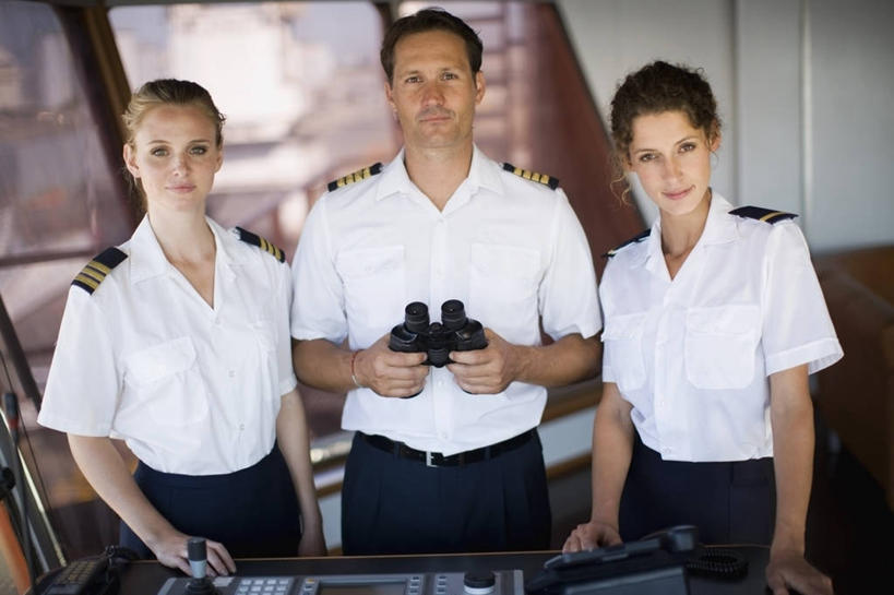 西方人,三个人,同事,水手,站,笑,微笑,横图,室内,白天,正面,制服,成功,合作,团队,集体,信心,仪器,科技,窗户,落地窗,轮船,船,欧洲,欧洲人,眺望,握,阴影,检查,研究,反射,分析,科学,望远镜,影子,墙,注视,队伍,玻璃窗,墙壁,墙面,一个,衣服,白色,交通工具,观察,看,站着,清晰,探索,搭,握着,放大,单个,观看,军人,仔细,科研,察看,科学技术,领导,军装,瞭望,聚焦,成就,搭着,关注,载具,军服,合伙,领袖,远视镜,瞭望镜,光学,清楚,双筒镜,双筒望远镜,男人,男性,年轻女性,女人,女性,中年男性,白种人,船员,海员,水兵,站立,半身,彩图,光学仪器,千里镜