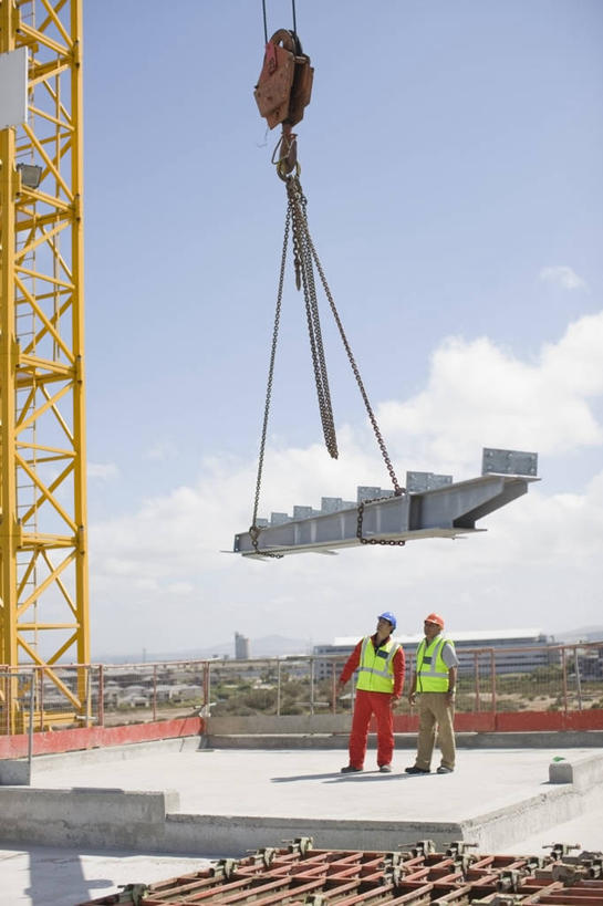 西方人,两个人,同事,建筑工人,站,竖图,室外,白天,正面,工作服,制服,成功,合作,团队,集体,信心,技术,建筑,帽子,欧洲,欧洲人,阴影,光线,头盔,影子,云,云朵,云彩,注视,设备,队伍,施工,工人,红色,蓝色,白云,蓝天,天空,阳光,安全帽,建筑工地,天,观察,看,站着,机械,起重机,橙色,晴朗,观看,工程,察看,领导,成就,关注,合伙,领袖,地盘,建筑地盘,施工地盘,工作制服,老年男性,男人,男性,年轻男性,白种人,晴空,建筑工,抬头,仰头,站立,彩图,全身,工作套服,工地,安全服,反光背心,反光服,反光衣