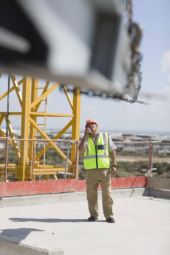 西方人,一个人,建筑工人,站,说,竖图,室外,白天,正面,工作服,制服,通讯,技术,建筑,帽子,欧洲,欧洲人,仅一个男性,仅一个人,仅一个中年男性,握,阴影,光线,头盔,影子,云,云朵,移动,云彩,注视,设备,通讯设备,施工,工人,蓝色,白云,蓝天,天空,阳光,安全帽,建筑工地,天,观察,看,站着,机械,起重机,橙色,握着,通信,晴朗,观看,对讲机,工程,察看,关注,地盘,建筑地盘,施工地盘,工作制服,交流,男人,男性,中年男性,白种人,晴空,建筑工,沟通,讲话,交谈,说话,抬头,谈话,通话,仰头,站立,半身,彩图,工作套服,工地,安全服,反光背心,反光服,反光衣