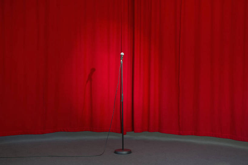 无人,舞台,横图,室内,白天,正面,静物,阴影,光线,影子,支架,灯光,架子,一个,红色,话筒,帷幕,单个,支撑,麦克风,扩音器,帷幔,话筒架,幕布,幕帘,传声器,微音器,帷幔布,表演台,彩图,麦克风架